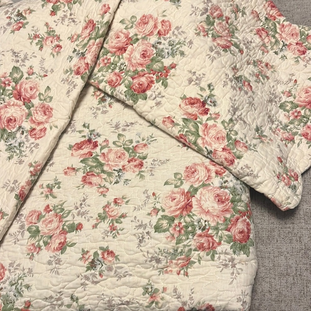 REVERSIBLE COVERLET AND 2 SHAMS